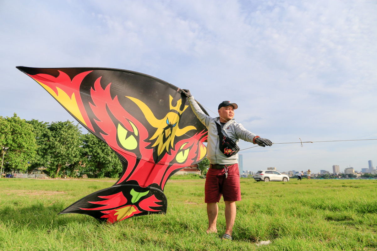 Khu vực "cây cô đơn" còn là nơi thu hút đông dân chơi diều nhờ lộng gió, không vướng dây điện hoặc nhà cao tầng. Một số gia đình dẫn theo trẻ em, cho con nhỏ thử trải nghiệm trò chơi dân gian này.