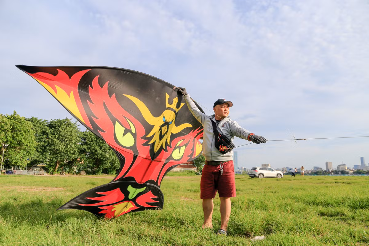 Khu vực "cây cô đơn" còn là nơi thu hút đông dân chơi diều nhờ lộng gió, không vướng dây điện hoặc nhà cao tầng. Một số gia đình dẫn theo trẻ em, cho con nhỏ thử trải nghiệm trò chơi dân gian này.