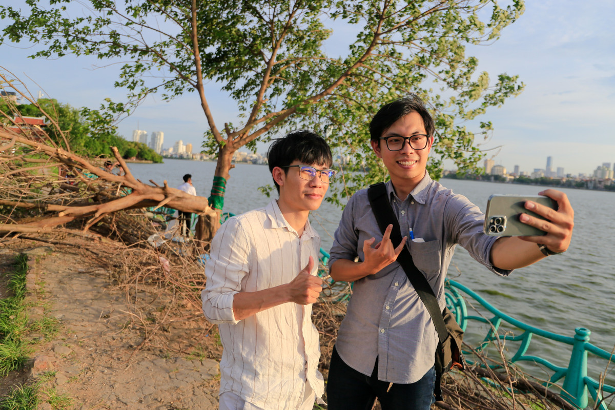 Lần đầu tới Hà Nội, Toàn và Hồng Quang (TP.HCM) tìm đến "cây cô đơn" tham quan sau khi đọc thông tin trên mạng. "Mình chưa biết về cây trước đó, biết đến rồi thì thấy hay hay và muốn đến xem tận mắt. 'Cây cô đơn' có thể coi là nét riêng thú vị cho thành phố, dù chỉ là điểm đến nhỏ. Vì vậy, mình không hiểu ai lại đi chặt phá, may mà một phần của cây vẫn sống, mọi người vẫn đến vui chơi được", anh Toàn nói với Zing.