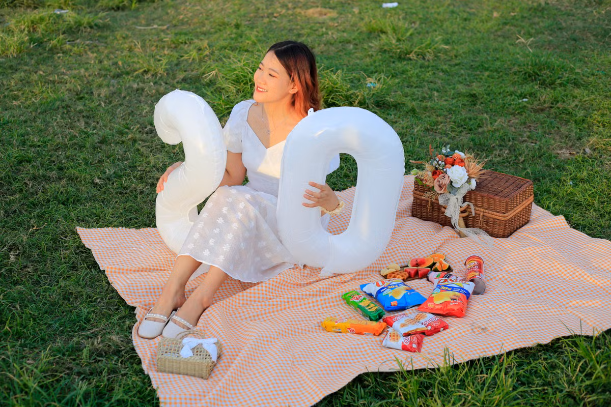 Tiếc nuối cũng là cảm giác của Thơm Nguyễn (Đan Phượng) khi gốc cây quen thuộc không còn hình dạng cũ. Vài ngày nữa bước sang tuổi 20, Thơm cùng nhóm bạn dành cuối tuần ra bãi cỏ chụp bộ ảnh theo phong cách dã ngoại. "So với những hình ảnh thường thấy, giờ 'cây cô đơn' đã mất đi vẻ đẹp ban đầu. Nếu cây không bị phá hoại, cả nhóm sẽ chụp thêm ở dưới gốc cây cho có bóng mát, hợp với buổi picnic", Thơm nói.