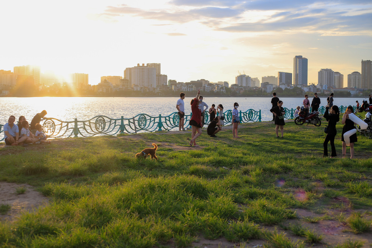 Từ 17h đổ đi, khi nắng dần dịu lại, lượng người đổ về bãi đất đông dần. Nhiều người mang theo máy ảnh, chờ mặt trời lặn để ghi lại khoảnh khắc của những vệt nắng cuối ngày.