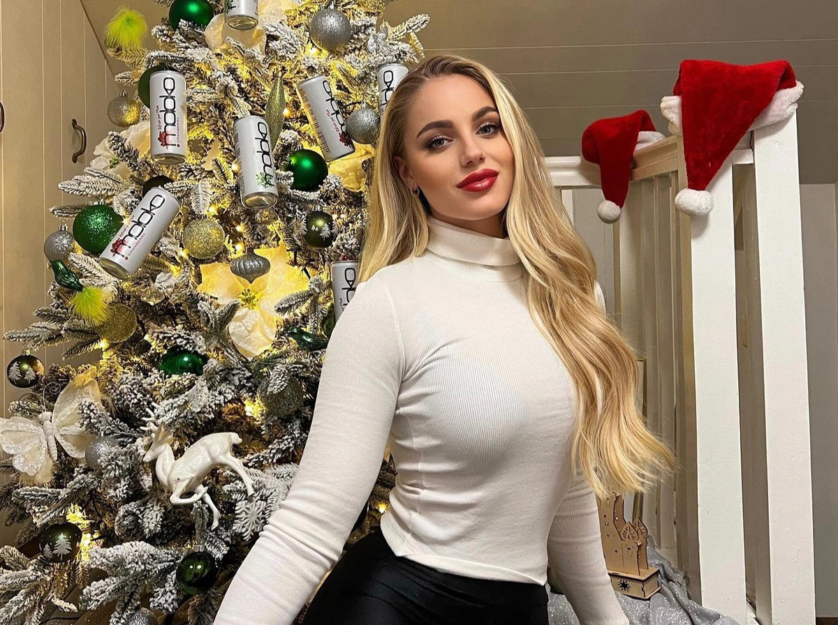 Markovic nói rằng một số tiêu đề còn sử dụng "blonde bombshell" (cụm từ ẩn dụ sự quyến rũ của các cô gái tóc vàng) để mô tả cô. Sau đó, cầu thủ sinh năm 1999 nhận được vô số tin nhắn khiếm nhã trên mạng xã hội.