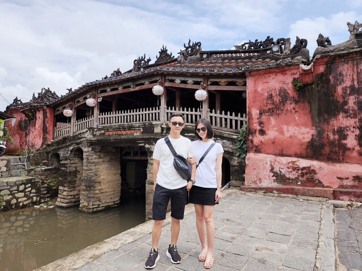 Cap vo chong o TP.HCM di xuyen Viet bang xe ban tai