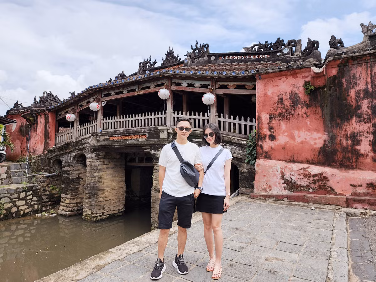 Cap vo chong o TP.HCM di xuyen Viet bang xe ban tai