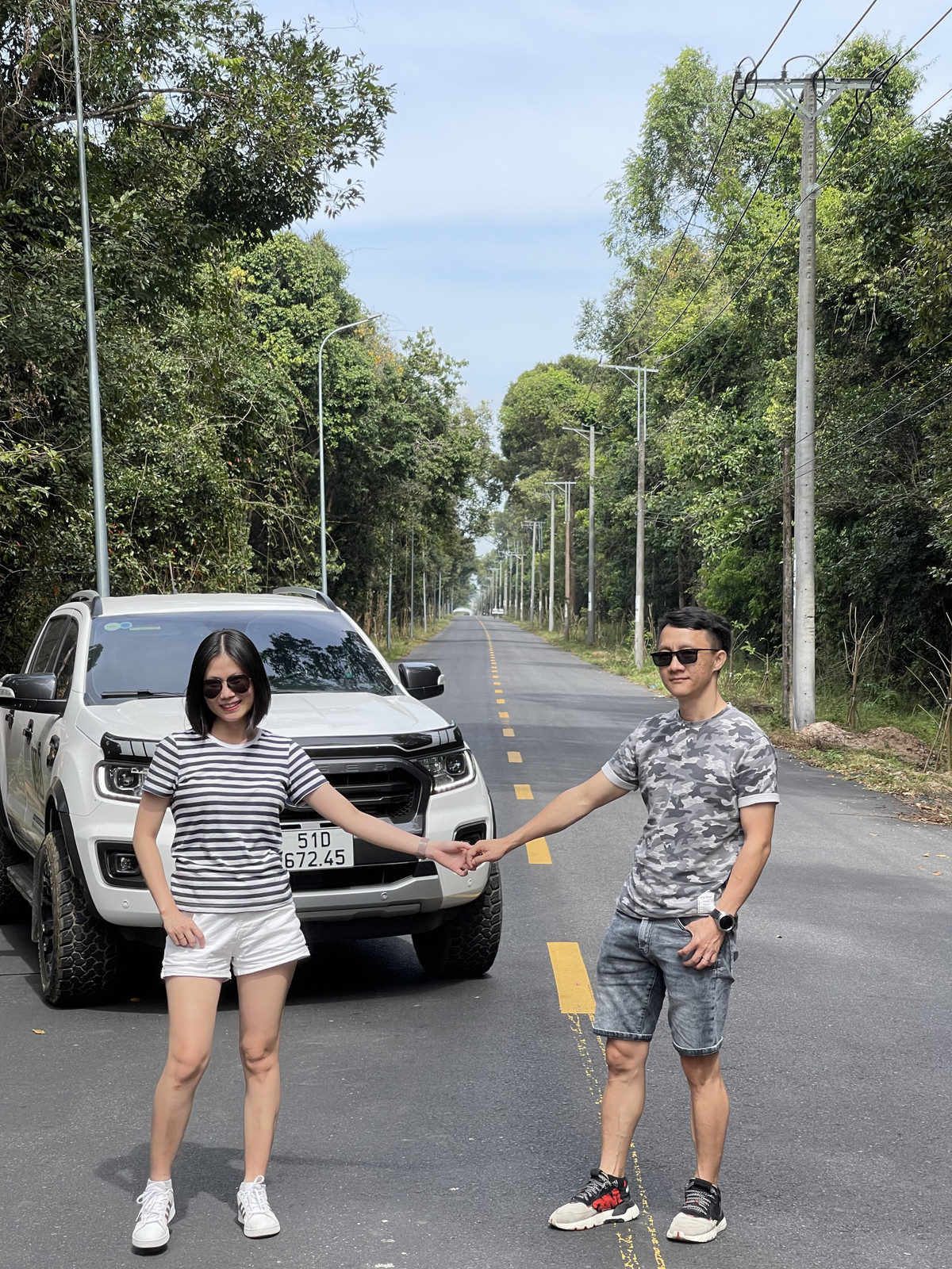 Cap vo chong o TP.HCM di xuyen Viet bang xe ban tai-Hinh-6