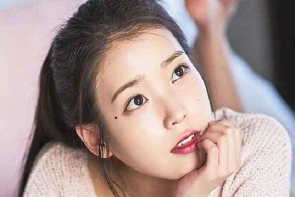 Nốt ruồi ở khóe mắt phải. Những người có nốt ruồi ở khóe mắt phải nhìn chung thông minh hơn, cẩn trọng, có chủ kiến, tài phân tích mạnh mẽ. Làm việc gì cũng đừng bao giờ mù quáng hay chạy theo xu hướng, phải biết nắm bắt tỷ trọng, tiến và lùi trong chừng mực nhất định.