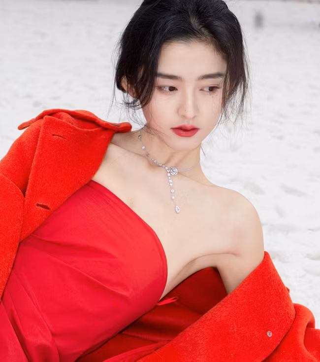 Nét đẹp xen lẫn cổ điển và hiện đại giúp Ying Ning nhận được nhiều sự quan tâm của cư dân mạng.