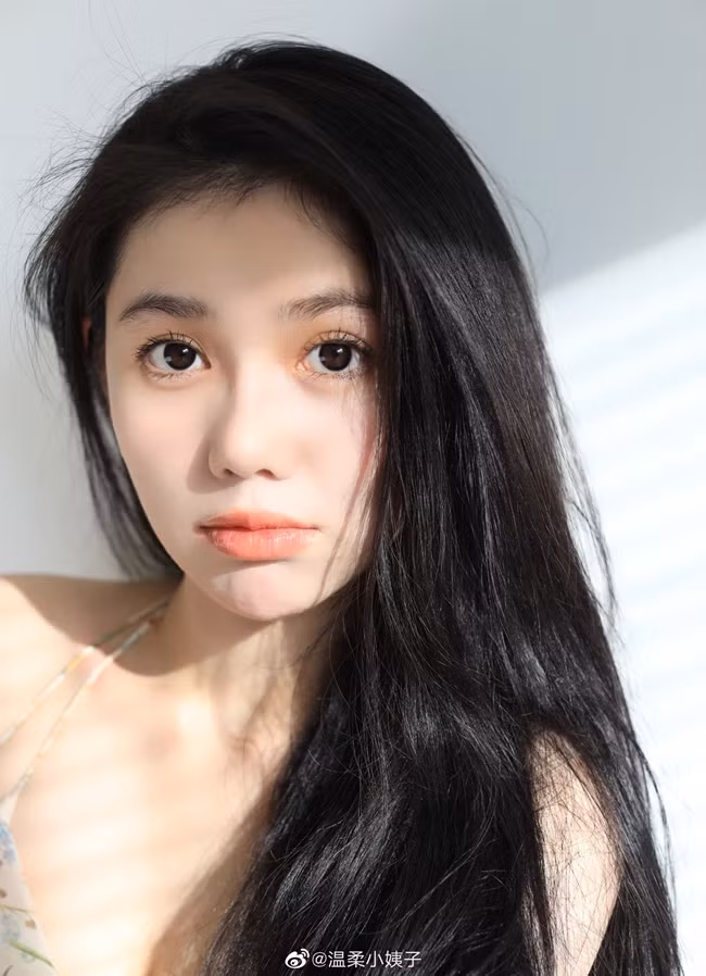 Có thể thấy trong tủ đồ của cô cũng có những item dáng hai dây. Dù kiểu đồ này bị "cấm cửa" ở một số nơi.