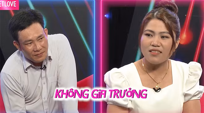 “Em chính thức có 2-3 mối tình nhưng không đi đến đâu. Bạn trai em lúc đầu cũng chân thành lắm nhưng quen xong em phát hiện bạn lăng nhăng quay lại với người yêu cũ. Em không chịu điều đó. Em muốn có người yêu chân thành, biết quan tâm chăm sóc gia đình, không gia trưởng, có mối quan hệ nghiêm túc không “bắt cá”. Em ghét đàn ông lăng nhăng, vô tâm”, đàng gái trải lòng.