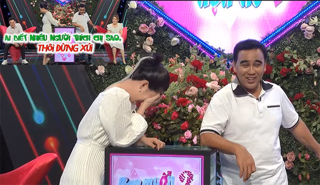 Những chia sẻ thật thà của Minh Quân khiến bà mối Ngọc Lan hài hước thốt lên: “Cô ấy không bấm tôi bấm được không?”. Đàng trai liền đáp: “Dạ, không! Mắc công ra ngoài bị quýnh. Ai biết nhiều người thích chị sao, thôi đừng xúi”. Quyền Linh bật cười nói: “Bà mối kỳ, đi làm mối lại giành mối”.