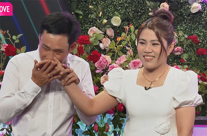 Kết thúc cuộc trò chuyện vui vẻ, anh chàng hơn 20 năm chưa được nắm tay ai đã chinh phục được cô gái bấm nút hẹn hò trong niềm vui của gia đình và ông bà mối.