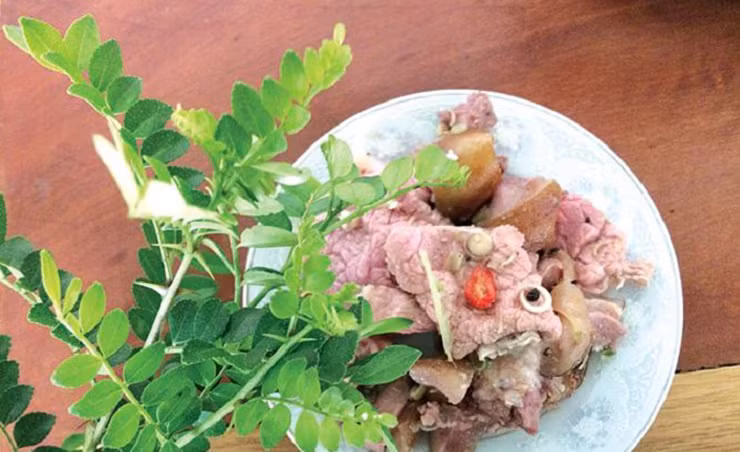 Lá sọ chó khô có giá bán 800.000 đồng/kg, lá tươi 350.000 đồng/kg. Một năm anh Quyền có thể thu về 3 tấn lá khô.