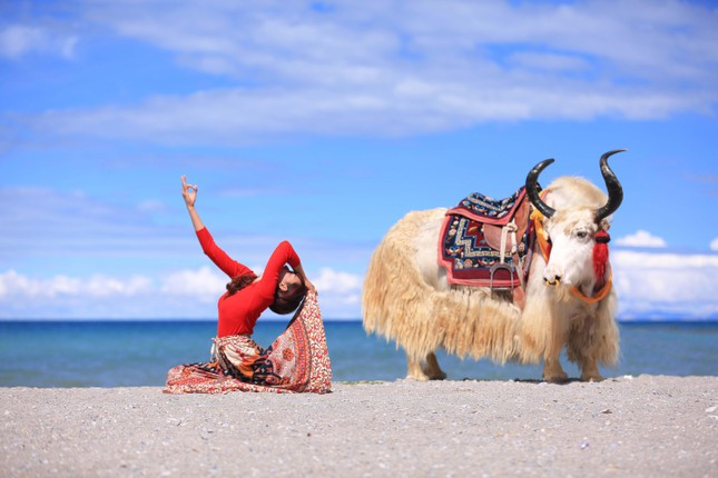 Co gai tao dang yoga tai nhung canh dep me ly khap the gioi-Hinh-4