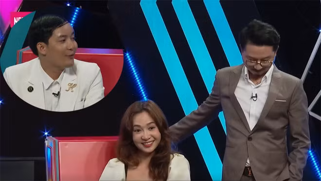 “Chờ nhưng phải chủ động, chủ động xem người ta có sẵn sàng hay chưa. Một là ăn bạt tai, hai là tiếp tục chờ. Mình là men, tôn trọng bạn gái, bạn gái không đồng ý thì mình không làm. Còn mình không chủ động bạn gái nói mình bê đê”, bà mối đưa hài hước ra lời khuyên. Sau khi nắm tay trao cảm xúc, cô gái từng đổ vỡ hôn nhân đã từ chối bấm nút hẹn hò với anh chàng quản lý nhút nhát với lý do bản thân thiếu tự tin và thời lượng chương trình hơi ít khiến cô chưa thể quyết định được.