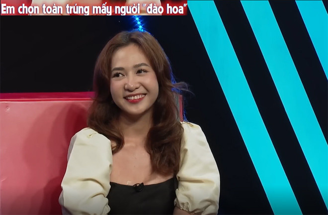 “Em có một con trai năm nay 6 tuổi, em tan vỡ cũng 5 năm rồi. Trước đó em quen mối tình đầu 5 năm nhưng không đến được với nhau vì lúc đó còn trẻ. Em quen chồng cũ cũng khá nhanh, hai đứa không tìm hiểu kỹ do bác sĩ bảo cưới. Khi con em 1 tuổi thì tan, hiện con đang ở cùng ông bà nội vì là cháu đích tôn. Sau đó cũng có nhiều người theo đuổi và em quen một mối tình sét đánh được 2 năm, cách đây 3 năm, do cả hai yêu xa và em phát hiện anh có vợ nhưng giấu. Mẫu người lý tưởng chắc chắn phải hiểu hoàn cảnh của em, đồng cảm, quan tâm em chút. Gu em trước giờ không lợp lý nên chọn toàn trúng mấy người đào hoa, em muốn tìm bạn trai chung thủy, vừa mắt và ưa nhìn là được”, mẹ một con trải lòng. Văn Tụy là người hiền lành, hoạt bát, nhanh nhẹn, siêng năng chăm chỉ nhưng hơi cẩu thả, nhát gái. Anh trải qua 3 mối tình đều với những cô hot girl xinh đẹp nhưng không đi tới đâu do chỉ dừng ở mức nắm tay, hôn má. Những chia sẻ thật thà của đàng trai khiến ông bà mối vô cùng “bức xúc” khuyên anh nên chủ động, mạnh dạn nhiều hơn nữa.