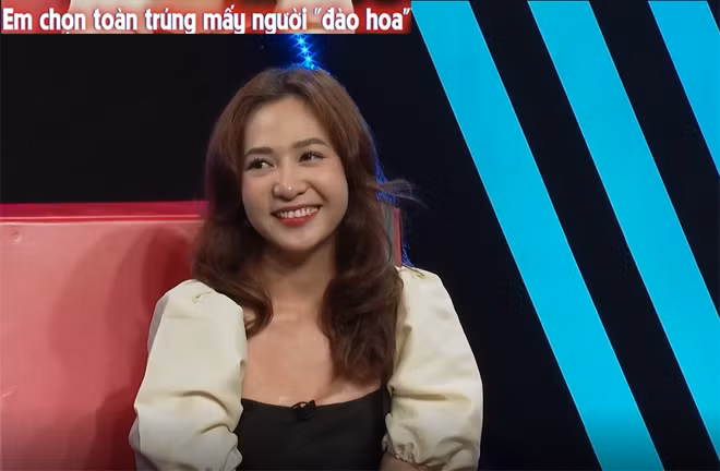 “Em có một con trai năm nay 6 tuổi, em tan vỡ cũng 5 năm rồi. Trước đó em quen mối tình đầu 5 năm nhưng không đến được với nhau vì lúc đó còn trẻ. Em quen chồng cũ cũng khá nhanh, hai đứa không tìm hiểu kỹ do bác sĩ bảo cưới. Khi con em 1 tuổi thì tan, hiện con đang ở cùng ông bà nội vì là cháu đích tôn. Sau đó cũng có nhiều người theo đuổi và em quen một mối tình sét đánh được 2 năm, cách đây 3 năm, do cả hai yêu xa và em phát hiện anh có vợ nhưng giấu. Mẫu người lý tưởng chắc chắn phải hiểu hoàn cảnh của em, đồng cảm, quan tâm em chút. Gu em trước giờ không lợp lý nên chọn toàn trúng mấy người đào hoa, em muốn tìm bạn trai chung thủy, vừa mắt và ưa nhìn là được”, mẹ một con trải lòng. Văn Tụy là người hiền lành, hoạt bát, nhanh nhẹn, siêng năng chăm chỉ nhưng hơi cẩu thả, nhát gái. Anh trải qua 3 mối tình đều với những cô hot girl xinh đẹp nhưng không đi tới đâu do chỉ dừng ở mức nắm tay, hôn má. Những chia sẻ thật thà của đàng trai khiến ông bà mối vô cùng “bức xúc” khuyên anh nên chủ động, mạnh dạn nhiều hơn nữa.