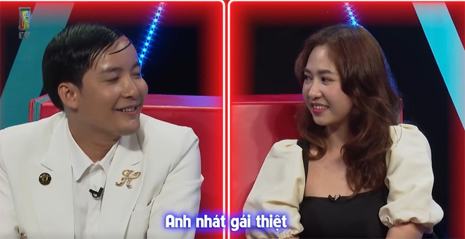 Tiếp đó, Cẩm Giang thẳng thắn hỏi bạn trai: “Anh có thực sự hiền và nhát gái như anh đã chia sẻ không? Anh có ngại khi quen bạn gái đã có con? Mua 1 tặng 1? Gia đình anh có khó không?”. Văn Tụy đáp: “Bên ngoài người ta nhìn vào nói anh sát gái nhưng bên trong anh nhát thiệt. Anh không quan trọng chuyện đã có con miễn sao người đó phù hợp với mình, mình có thể chia sẻ cuộc sống hằng ngày để đi đến bến bờ xa hơn. Có thêm người thêm vui và anh là người quyết định mọi chuyện”. Khi trò chuyện về quan điểm quan hệ trước hôn nhân, đàng trai thiếu kinh nghiệm thực tế cho biết: “Thứ nhất phải đến từ hai phía, nếu cả hai đồng ý thì tình dục trước hôn nhân là chuyện bình thường. Nếu đối phương chưa sẵn sàng mình có thể chờ”.