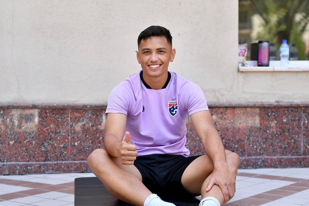 Patrik Gustavsson (sinh năm 2001) là tiền đạo mang nửa dòng máu Thụy Điển, mới trở về Thái Lan thi đấu cho BG Pathum United đầu năm nay. Anh lập tức được điền tên vào danh sách dự SEA Games 31 và trở thành trụ cột trong đội hình, góp 3 bàn trên hành trình vào chung kết của U23 Thái Lan. Ảnh: @changsuek.