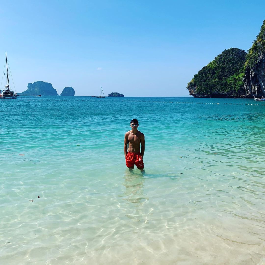 Nussbaum là nhân tố mới của U23 Thái Lan nhưng thu hút khá nhiều fan nhờ gương mặt điển trai và chiều cao 1,81 m. Ngoài sân cỏ, cầu thủ 19 tuổi có phong cách ăn mặc trẻ trung và hiện đại. Ảnh: @yakinussbaum.