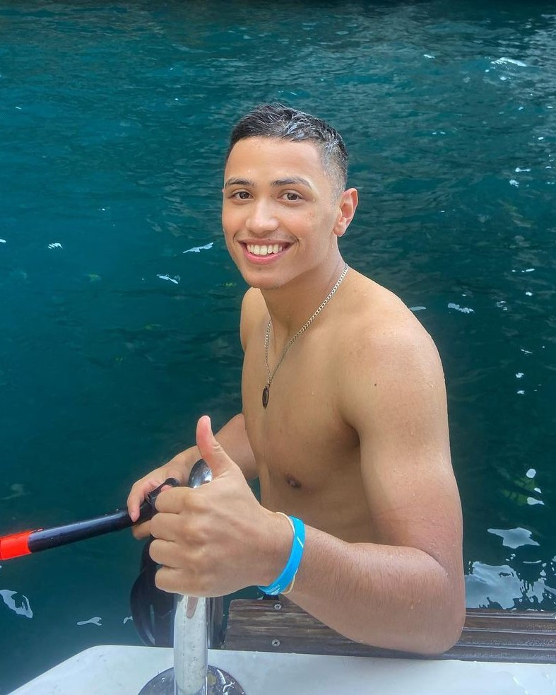 Với chiều cao 1,87 m, Gustavsson là một trong số cầu thủ có thể hình tốt nhất U23 Thái Lan hiện tại. Ngoài sân cỏ, anh thường chọn trang phục đơn giản, với màu sắc chủ đạo là đen. Ảnh: @patrikgst.