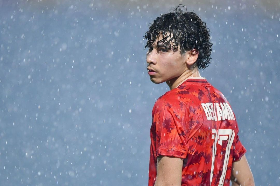 Ben Davis (tên đầy đủ Benjamin James Davis, sinh năm 2000) có mẹ là người Thái Lan và cha mang dòng máu Anh. Chàng tiền vệ sinh ra ở Phuket (Thái Lan), chuyển đến Singapore sinh sống từ khi 5 tuổi và gia nhập hệ thống đào tạo trẻ của Fulham. Davis từng khoác áo U17, U18, U19 Singapore nhưng sau đó quyết định thi đấu cho Thái Lan. Tại SEA Games 31, anh ghi một bàn thắng và có vai trò quan trọng trong lối chơi của U23 Thái Lan. Ảnh: @ben_james_davis.