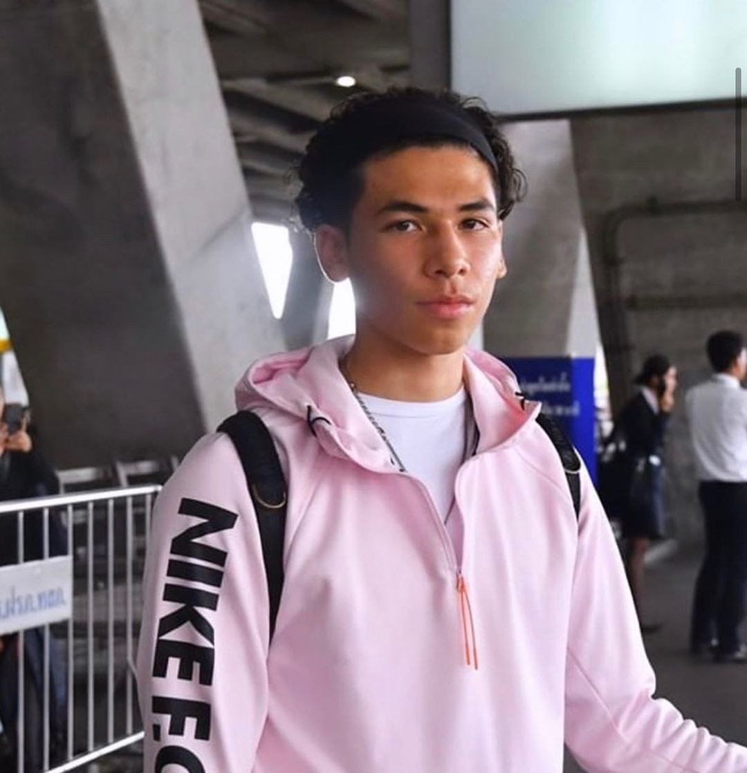 Ở cấp CLB, Davis khoác áo Oxford United - đội bóng chơi ở giải hạng Ba Anh. Anh có chiều cao 1,75 m. Tại trang cá nhân, cầu thủ 22 tuổi không chia sẻ nhiều ảnh đời thường. Ảnh: @ben_james_davis.