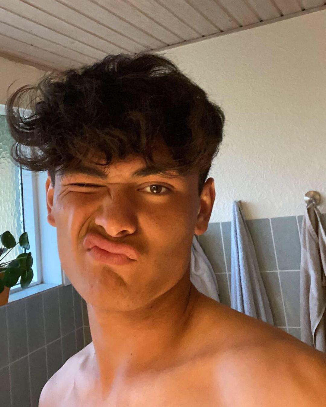 Tại trang cá nhân, Khemdee không khoe nhiều khoảnh khắc đời thường mà chủ yếu đăng ảnh luyện tập và thi đấu. Chàng cầu thủ được khen ưa nhìn khi diện đồ đơn giản ngoài sân cỏ. Ảnh: @jonathankhemdee17.