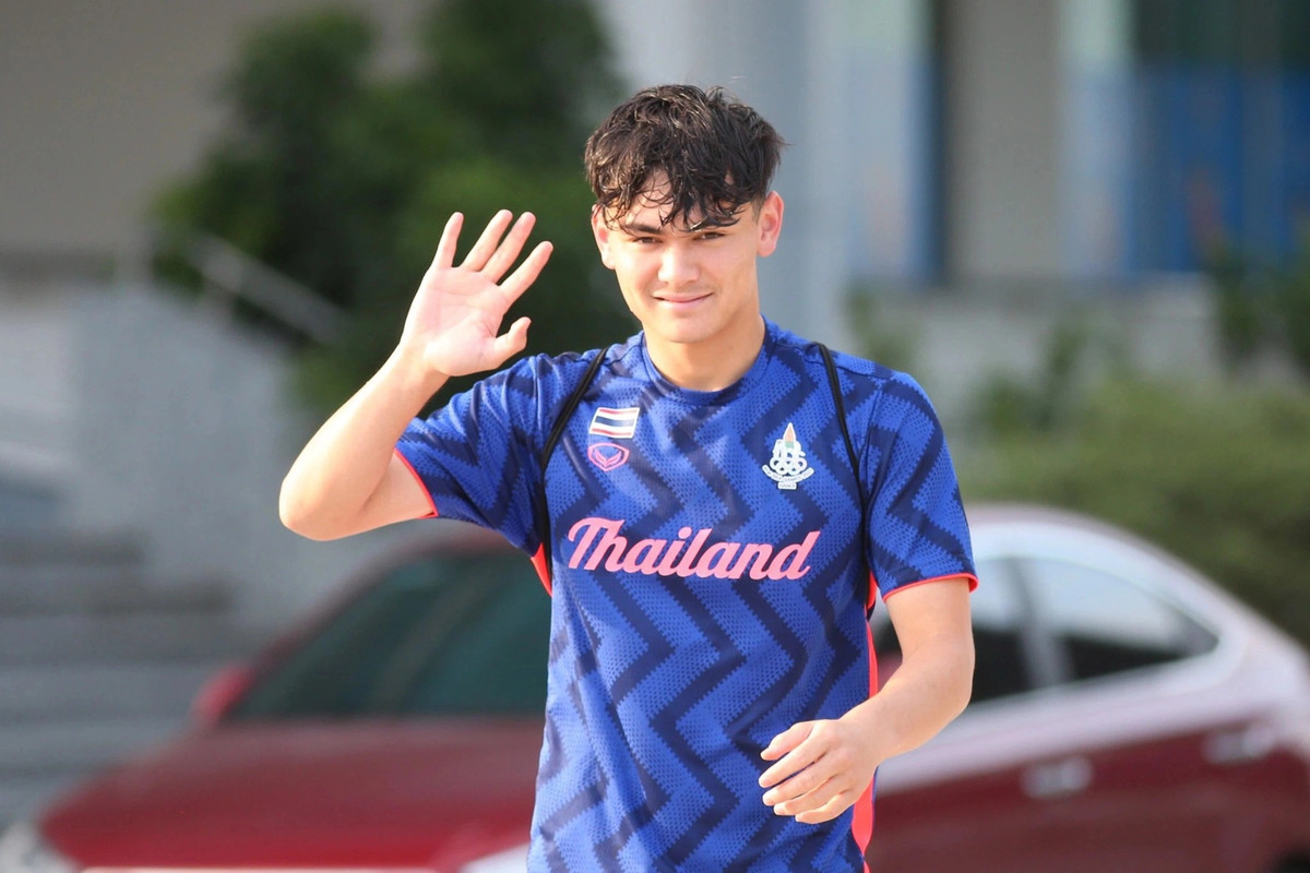 Sau khi giành HCB SEA Games 31, Jonathan Khemdee (sinh năm 2002) tiếp tục cùng U23 Thái Lan chinh chiến tại VCK U23 châu Á 2022. Trung vệ mang 2 dòng máu Thái Lan - Đan Mạch đóng vai trò trụ cột. Chiều cao 1,91 m mang đến lợi thế cho anh trong các tình huống không chiến và gia tăng sự chắc chắn ở hàng thủ. Ở cấp CLB, Khemdee hiện khoác áo Odense Boldklub tại Giải Vô địch Quốc gia Đan Mạch. Ảnh: Nguyên Khang.