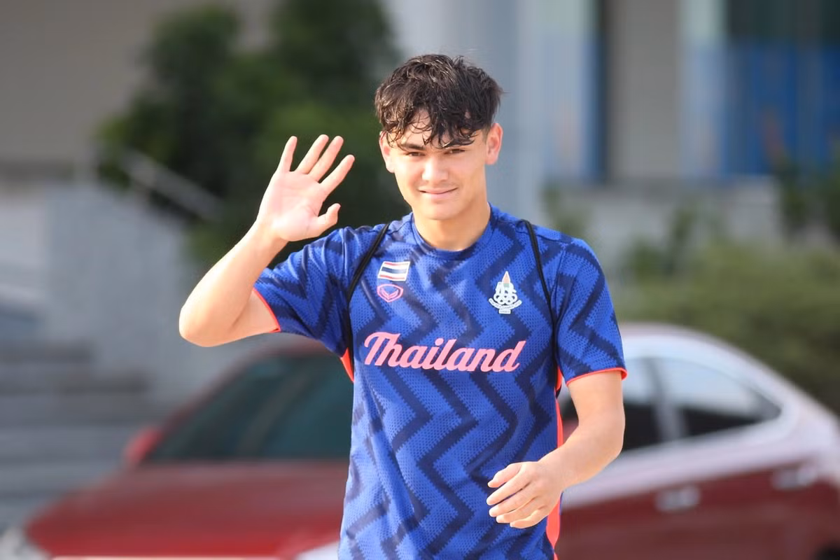 Sau khi giành HCB SEA Games 31, Jonathan Khemdee (sinh năm 2002) tiếp tục cùng U23 Thái Lan chinh chiến tại VCK U23 châu Á 2022. Trung vệ mang 2 dòng máu Thái Lan - Đan Mạch đóng vai trò trụ cột. Chiều cao 1,91 m mang đến lợi thế cho anh trong các tình huống không chiến và gia tăng sự chắc chắn ở hàng thủ. Ở cấp CLB, Khemdee hiện khoác áo Odense Boldklub tại Giải Vô địch Quốc gia Đan Mạch. Ảnh: Nguyên Khang.