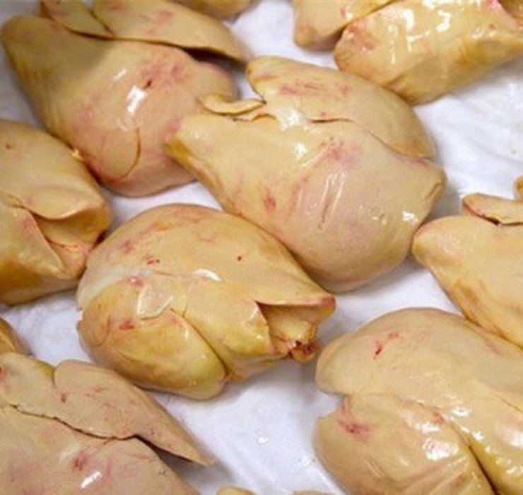 Điều này dẫn đến việc lá gan bị phình to khiến cho những chú ngỗng đi lại rất khó khăn.