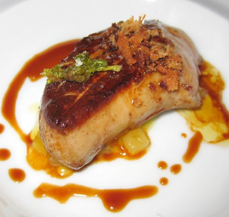 Gan ngỗng béo (Foie gras) là món ăn xa xỉ chỉ được phục vụ ở những nhà hàng cao cấp, với hương vị thơm ngon béo ngậy nổi tiếng trong giới ẩm thực.