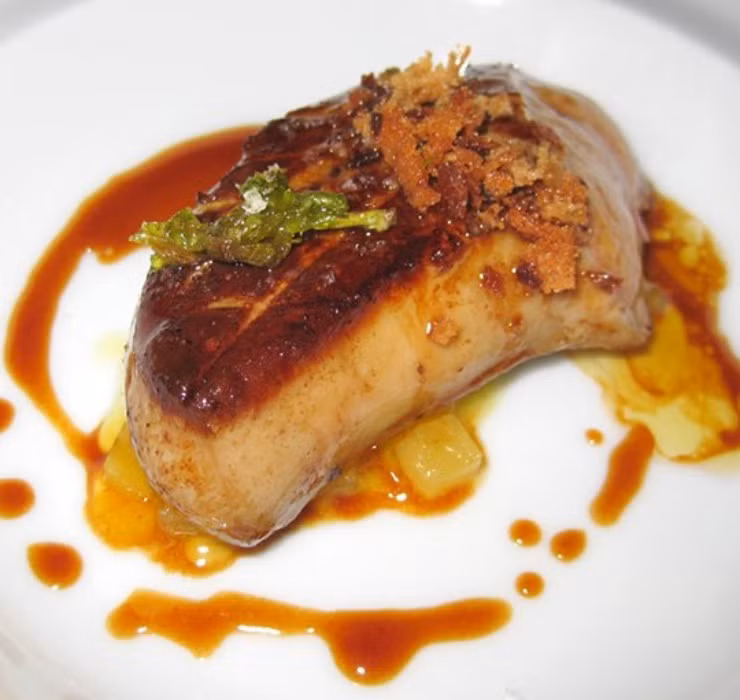 Gan ngỗng béo (Foie gras) là món ăn xa xỉ chỉ được phục vụ ở những nhà hàng cao cấp, với hương vị thơm ngon béo ngậy nổi tiếng trong giới ẩm thực.