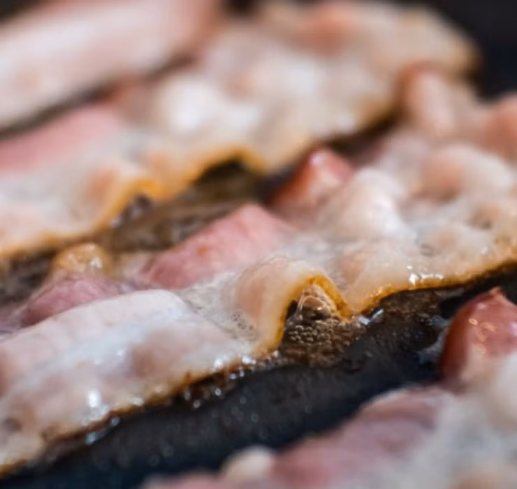 Với mùi thơm hấp dẫn, thịt lợn có thể được chế biến thành nhiều món kho, hấp, luộc khác nhau giúp tăng hương vị cho bữa cơm gia đình.