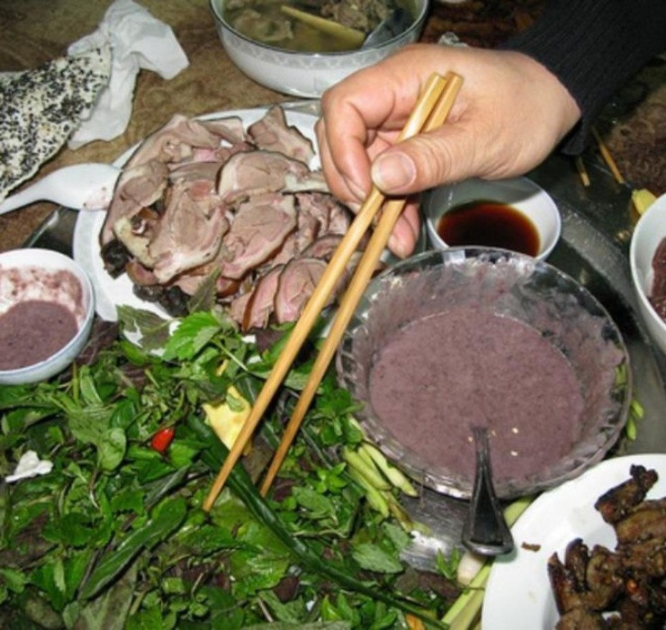 Tại Việt Nam, thịt chó là món ăn "khoái khẩu" của nhiều hộ gia đình. Đặc biệt, nhiều người xem việc ăn thịt chó cũng giống như tiêu thụ những loại gia súc, gia cầm như gà, vịt và lợn.