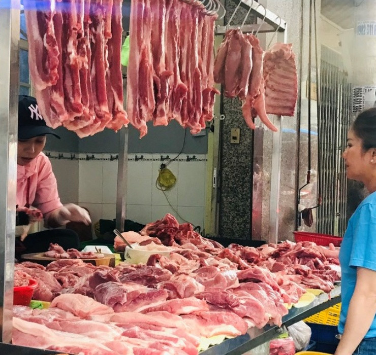 Bên cạnh đó, thịt lợn chứa nhiều mỡ nên dễ gây ra những bệnh như béo phì, cao huyết áp hoặc bệnh về tim mạch.