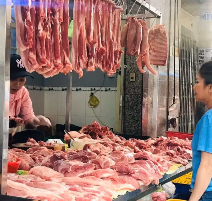 Bên cạnh đó, thịt lợn chứa nhiều mỡ nên dễ gây ra những bệnh như béo phì, cao huyết áp hoặc bệnh về tim mạch.