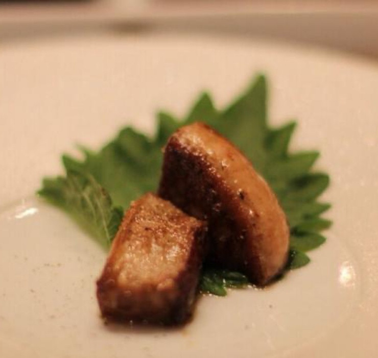 Ngoài thịt lợn thì gan ngỗng - một món ăn chỉ dành cho giới nhà giàu, được chào đón nhiệt tình tại Việt Nam cũng gặp phải không ít chỉ trích của nhiều nước Châu Âu.