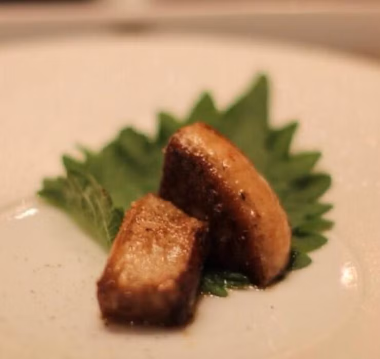 Ngoài thịt lợn thì gan ngỗng - một món ăn chỉ dành cho giới nhà giàu, được chào đón nhiệt tình tại Việt Nam cũng gặp phải không ít chỉ trích của nhiều nước Châu Âu.