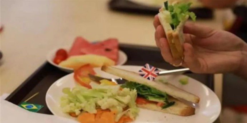 Dan mang Trung Quoc tranh cai vi buc anh nu sinh mac toan do hieu-Hinh-5