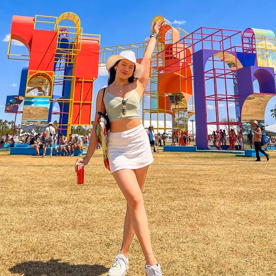 Kyra Poh thu hút lượng lớn người theo dõi trên trang Instagram cá nhân. Cô thường xuyên chia sẻ những hình ảnh, clip về quá trình tập luyện và đời sống cá nhân. Kyra yêu thích du lịch, bên cạnh môn nhảy dù trong nhà, cô còn tập các môn thể thao khác như lướt ván.