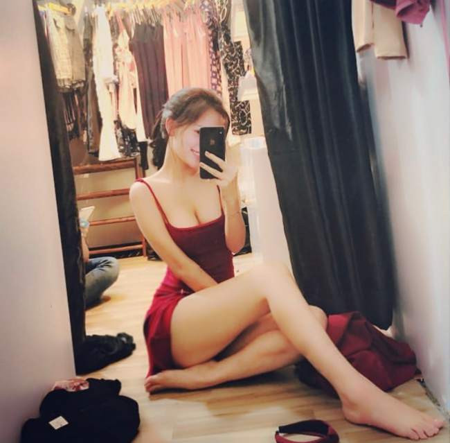 Một trong những trang phục được cô chia sẻ nhiều trên trang cá nhân là mặc đồ ngủ quyến rũ.