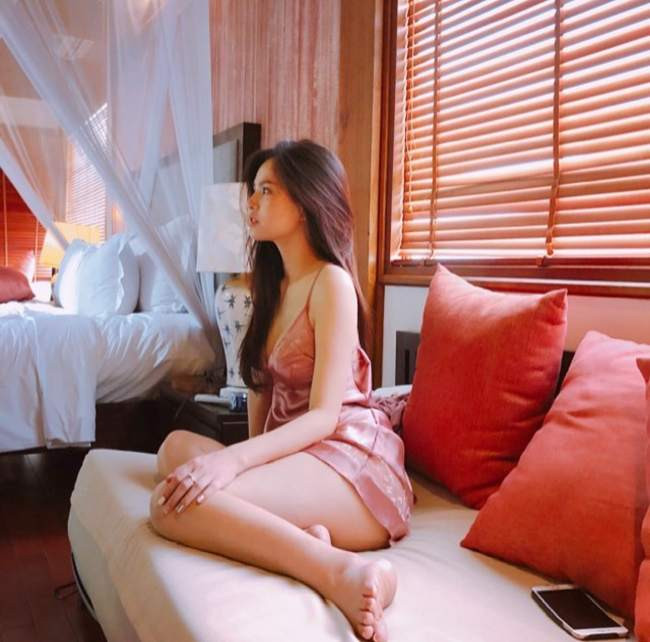 Hình ảnh đời thường nhưng cực hút mắt, gợi tình của Phi Huyền Trang.