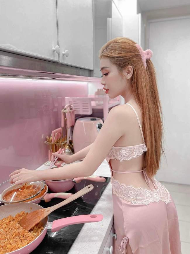 Xu hướng chọn đồ ngủ của cô có phần cầu kỳ hơn từ phom dáng.