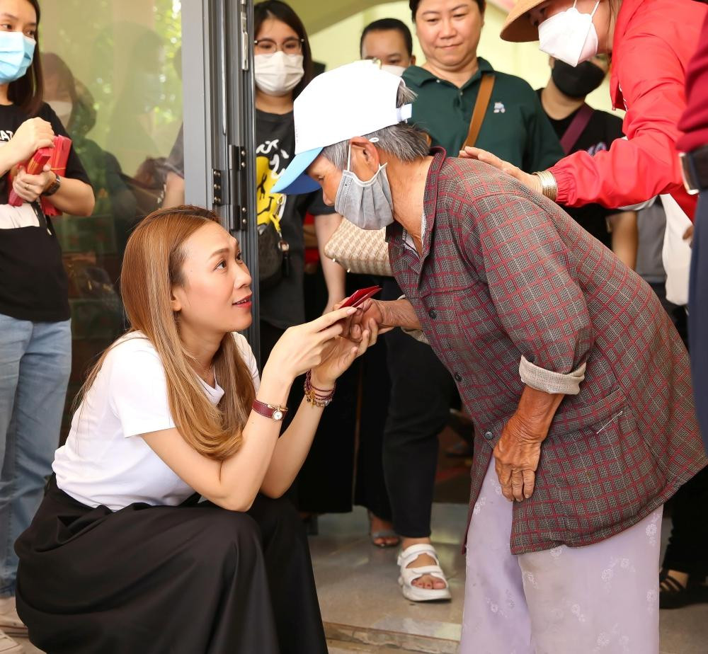 Loat hanh dong tinh te, ghi diem cua My Tam khi di tang qua-Hinh-4