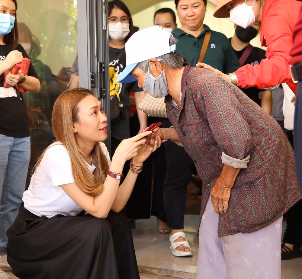 Loat hanh dong tinh te, ghi diem cua My Tam khi di tang qua-Hinh-4