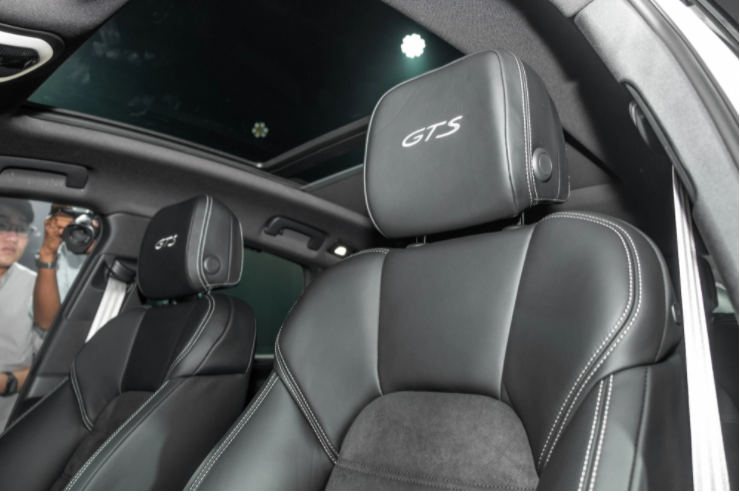 Mẫu xe này được Quế Ngọc Hải đặt mua từ khi chưa về Việt Nam, có nghĩa anh "chốt đơn" trước khi lái thử. Xe tăng tốc từ 0 - 100 km/giờ chỉ trong 6,4 giây trước khi đạt tốc độ tối đa 232 km/giờ. Giá xe ước tính trên dưới 3 tỷ đồng.