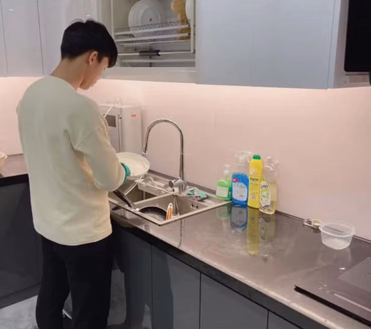 Căn nhà được xây dựng trên nền đất rộng hơn 100m2, thiết kế rộng rãi, có ba tầng.