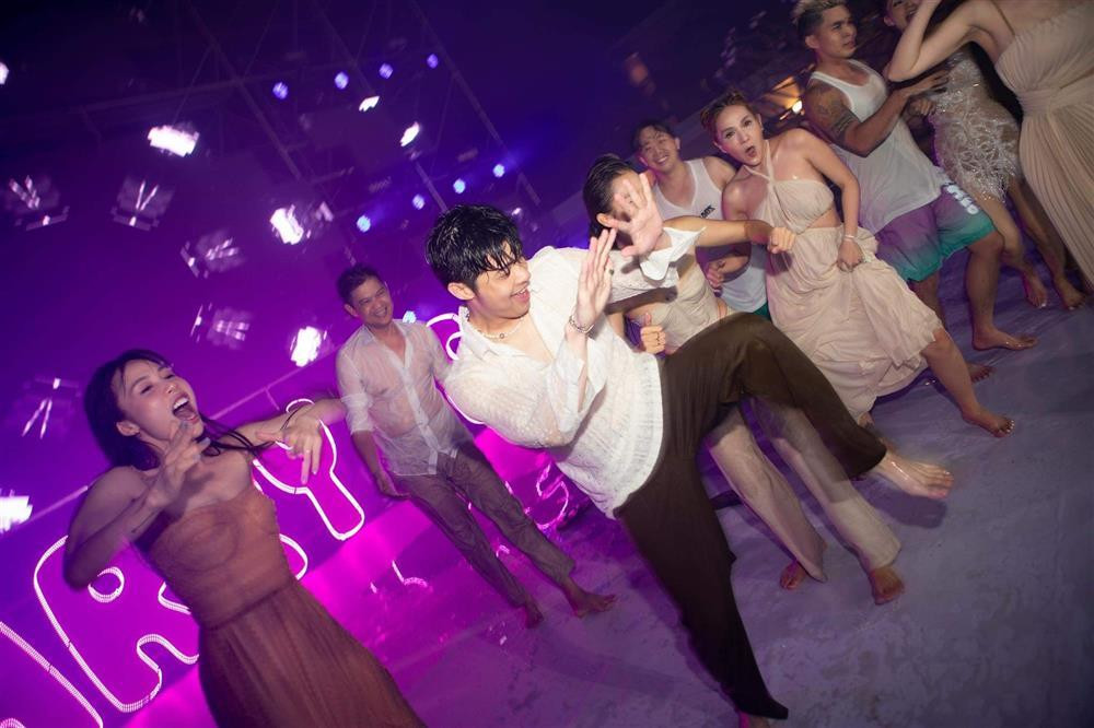 Theo đó, ở phần "dẩy đầm" khép lại đám cưới, ông xã Minh Hằng cũng ướt nhẹp như bao nghệ sĩ bị "quăng" xuống hồ bơi. Ảnh: Sau khi diện mạo chồng Minh Hằng được hé lộ, trên mạng xã hội mới đây tiếp tục xuất hiện hình ảnh nam doanh nhân "quậy đục nước" trong đám cưới của mình. Ảnh: Chú rể của Minh Hằng "quậy đục nước" cùng dàn khách mời đình đám showbiz Việt.