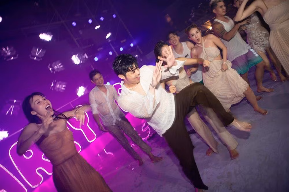 Theo đó, ở phần "dẩy đầm" khép lại đám cưới, ông xã Minh Hằng cũng ướt nhẹp như bao nghệ sĩ bị "quăng" xuống hồ bơi. Ảnh: Sau khi diện mạo chồng Minh Hằng được hé lộ, trên mạng xã hội mới đây tiếp tục xuất hiện hình ảnh nam doanh nhân "quậy đục nước" trong đám cưới của mình. Ảnh: Chú rể của Minh Hằng "quậy đục nước" cùng dàn khách mời đình đám showbiz Việt.