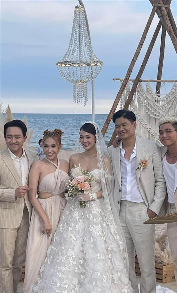 Minh Hằng và chồng đại gia đã có 6 năm hẹn hò trước khi tiến đến hôn nhân. Trong lần hiếm hoi chia sẻ về nửa kia, nữ ca sĩ cho biết người ấy là "mảnh ghép hoàn hảo" của đời mình.